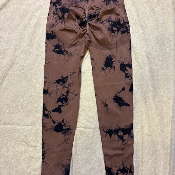 Stylish Tie-Dye Athletic Leggings - Picture 2 of 4